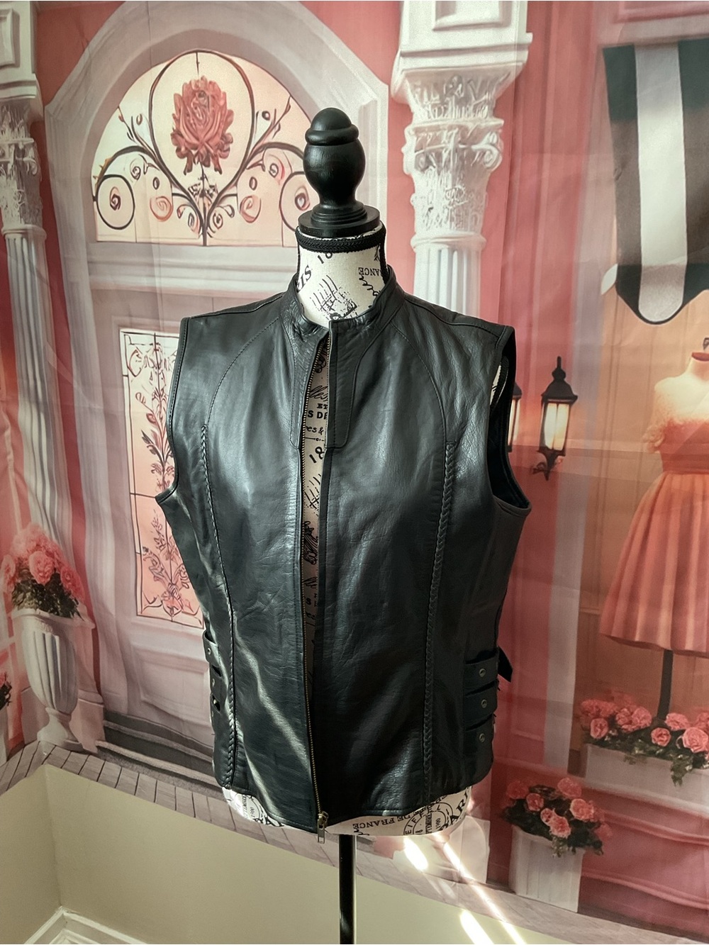 Black Leather Sleeveless Zip Vest size extra small fits like a medium
